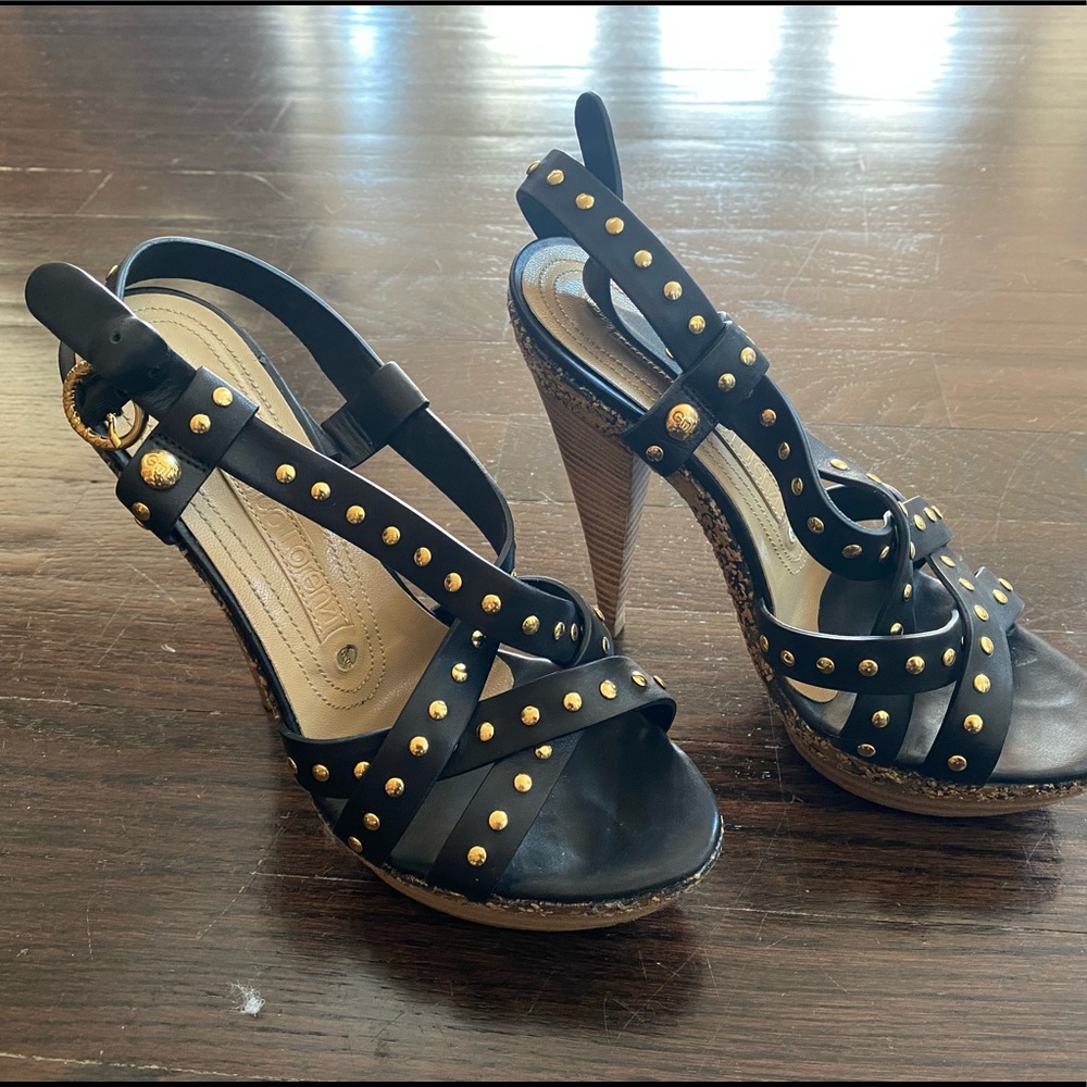 Black heels with a mini platform